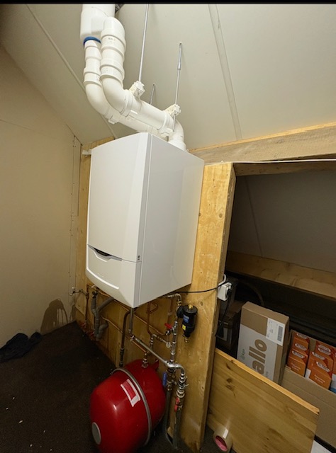 CV-ketel installatie op zolder — na