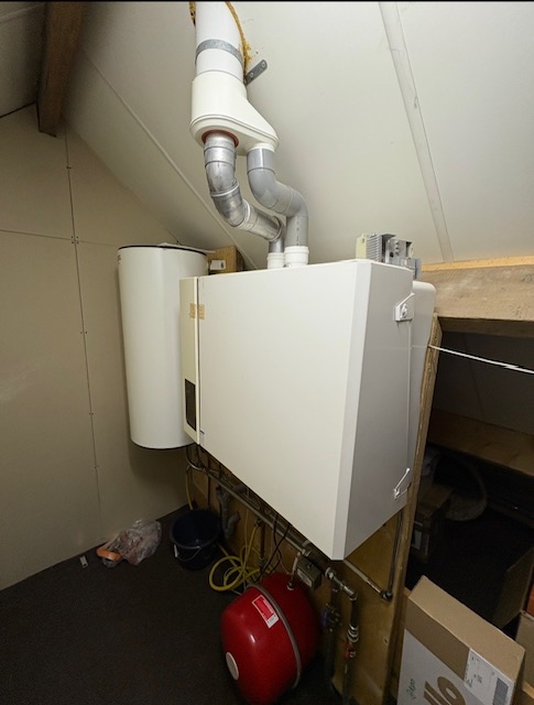 CV-ketel installatie op zolder — voor